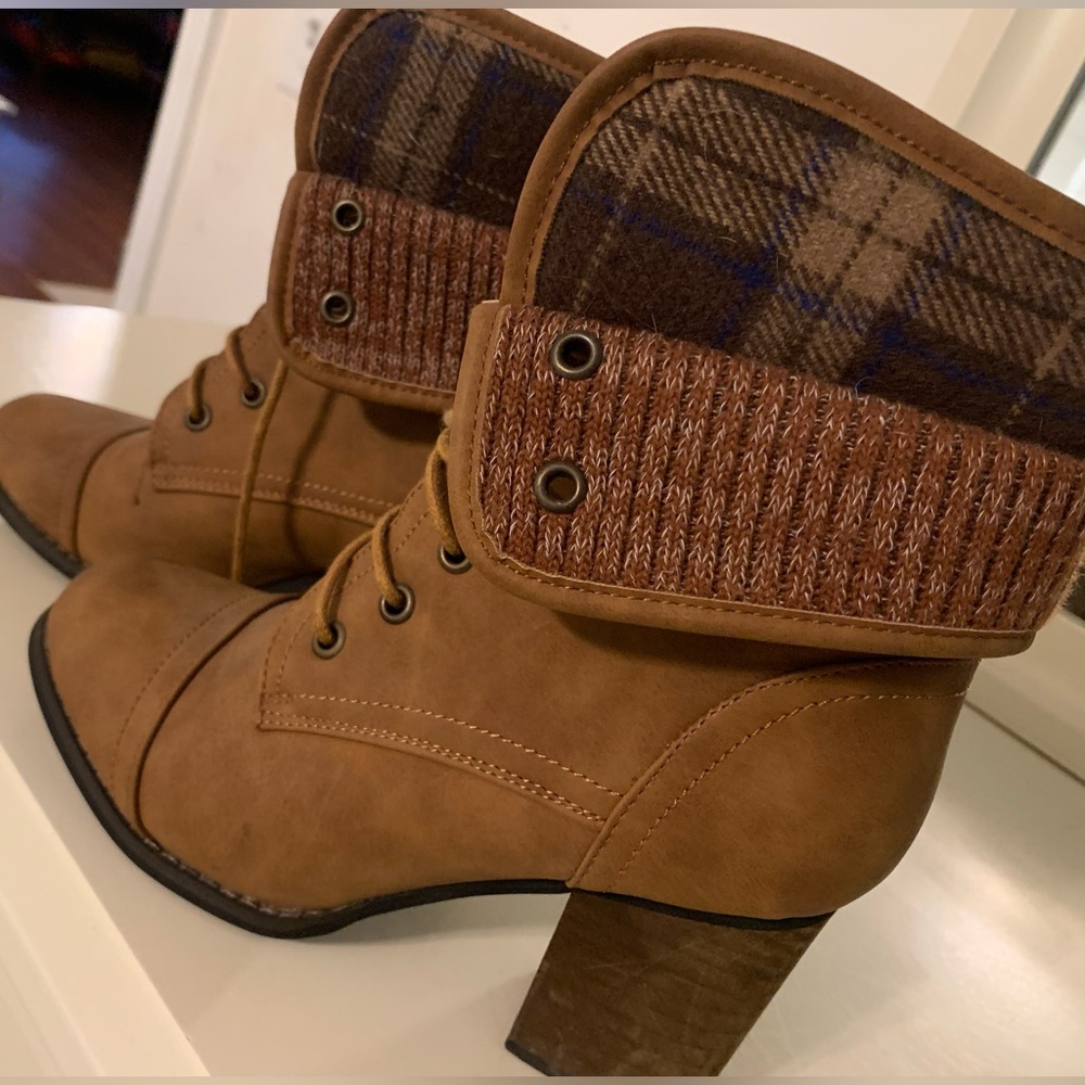 Heeled brown boots with plaid lining
